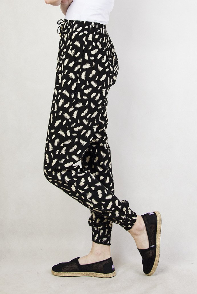 Czarne spodnie alladynki w białe piórka