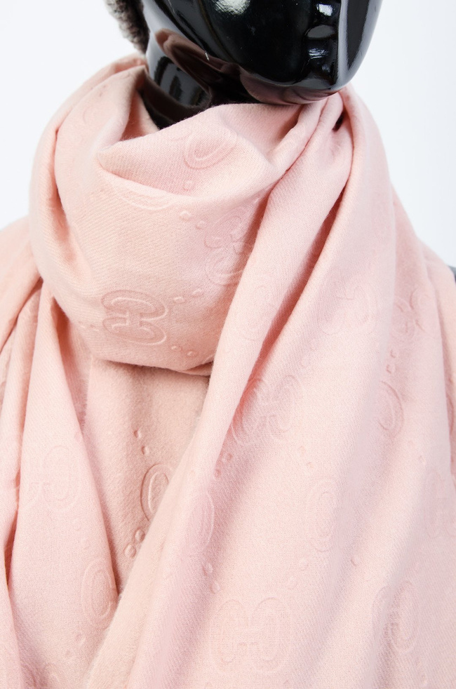 JASNO-RÓŻOWY SZAL WYKOŃCZONY FRĘDZLAMI 