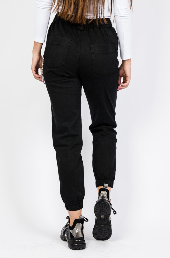 Czarne joggery z łańcuszkiem