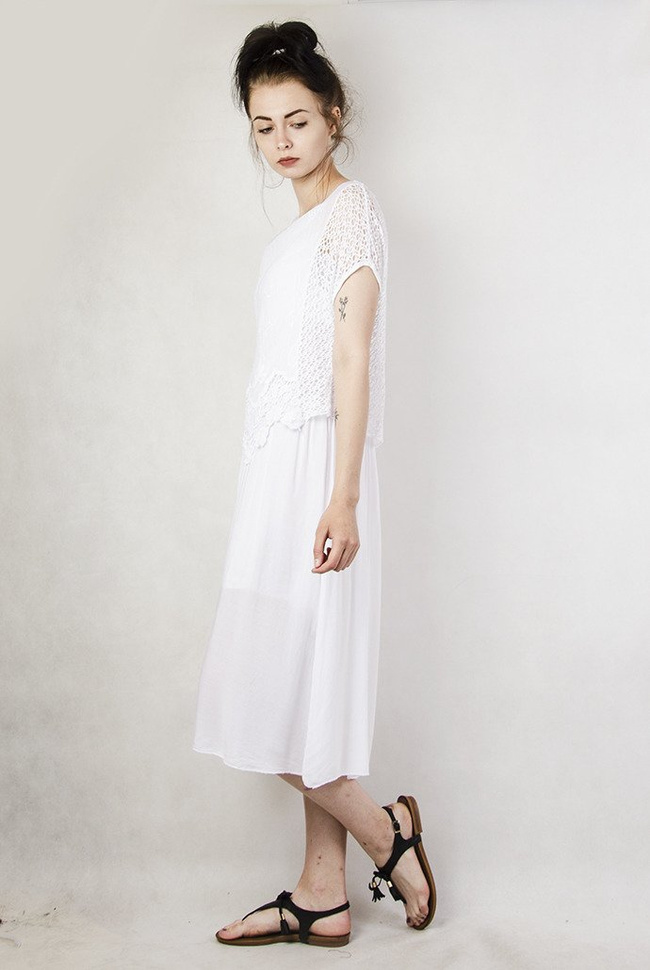 Biała, długa sukienka z ażurowymi wstawkami