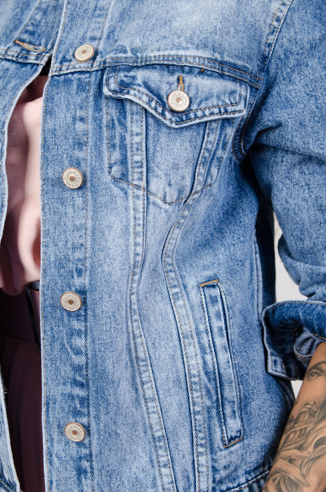 Kurtka jeansowa z przetarciami 