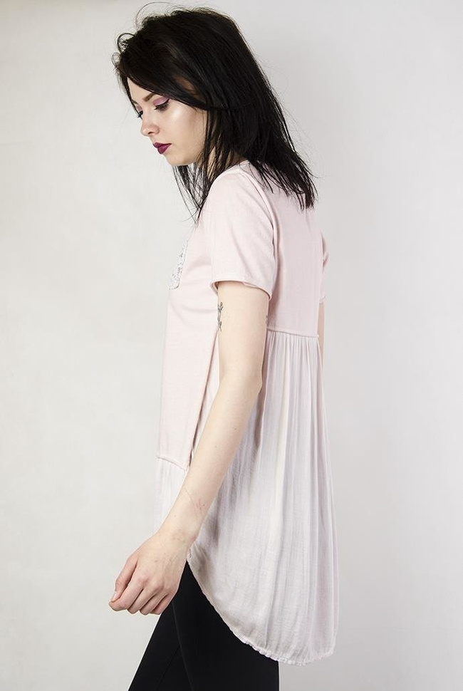 Bladoróżowa bluzka z falbanką i cekinową kieszonką