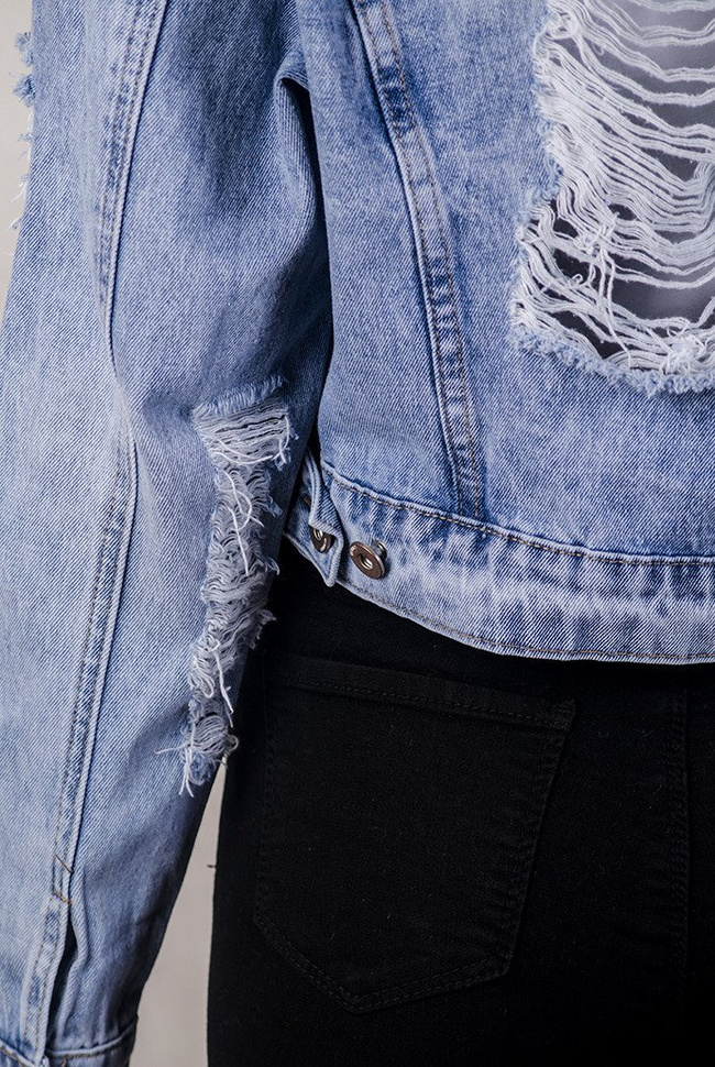 Jasna krótka kurtka jeansowa z dziurami