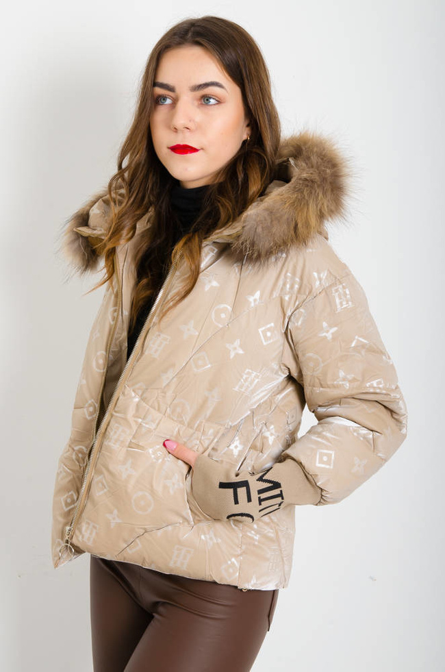 BEŻOWA PUCHOWA KURTKA WE WZORY LOUIS POŁYSKUJĄCA