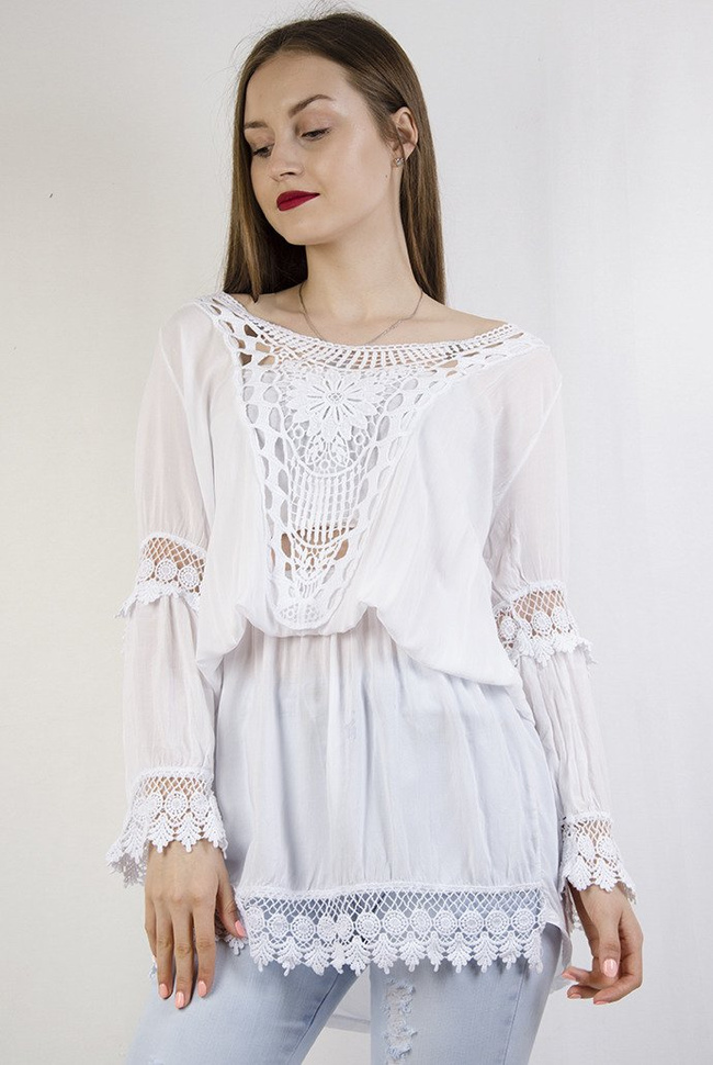 Biała zwiewna sukienka z ażurowym wykończeniem