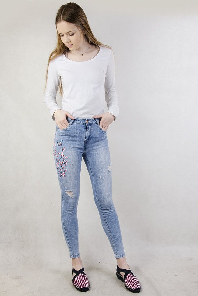 Jasne spodnie jeansowe z motywem kwiatowym