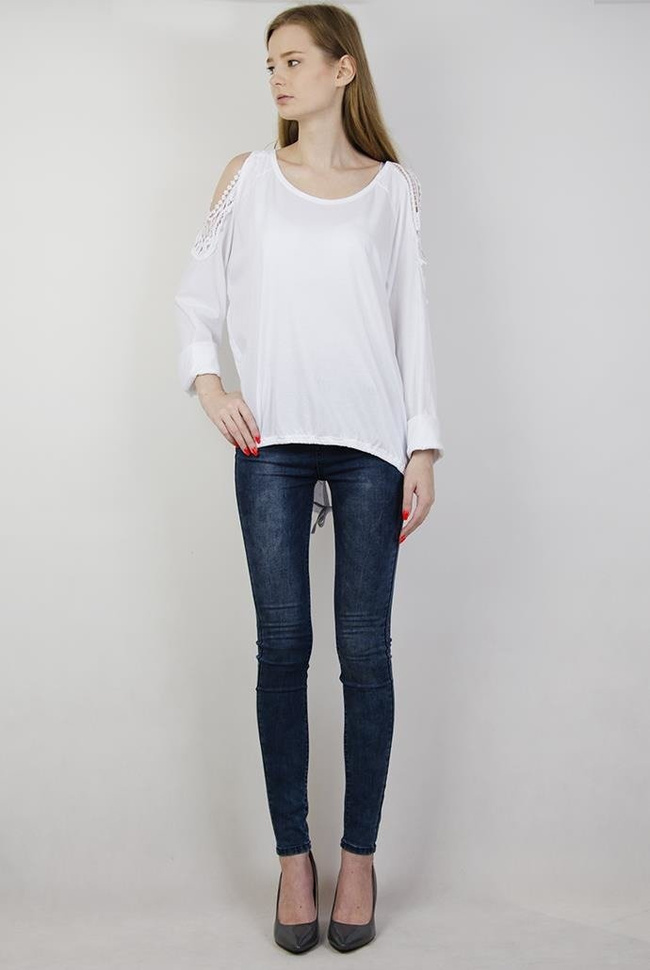 Biała bluzka z wycięciami i ażurowymi wstawkami