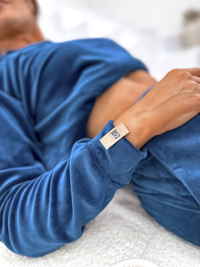 WELUROWY KOMPLET DRESOWY Z NASZYWKĄ NA RĘKAWIE- MORSKI