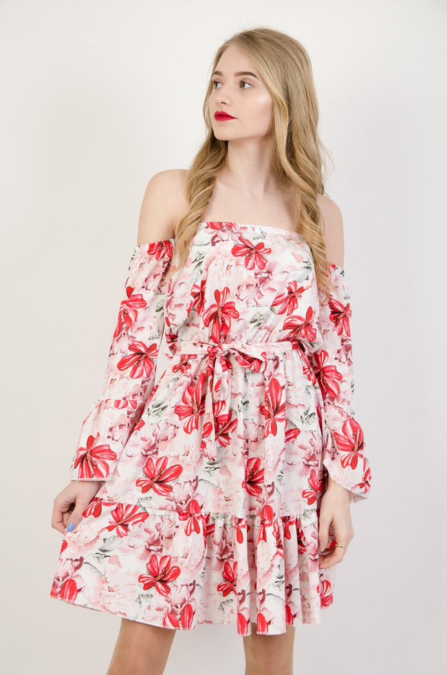 Biała sukienka w czerwone kwiaty z odkrytymi ramionami