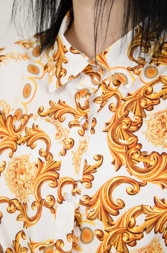 Biała sukienka z kołnierzem w złote wzory