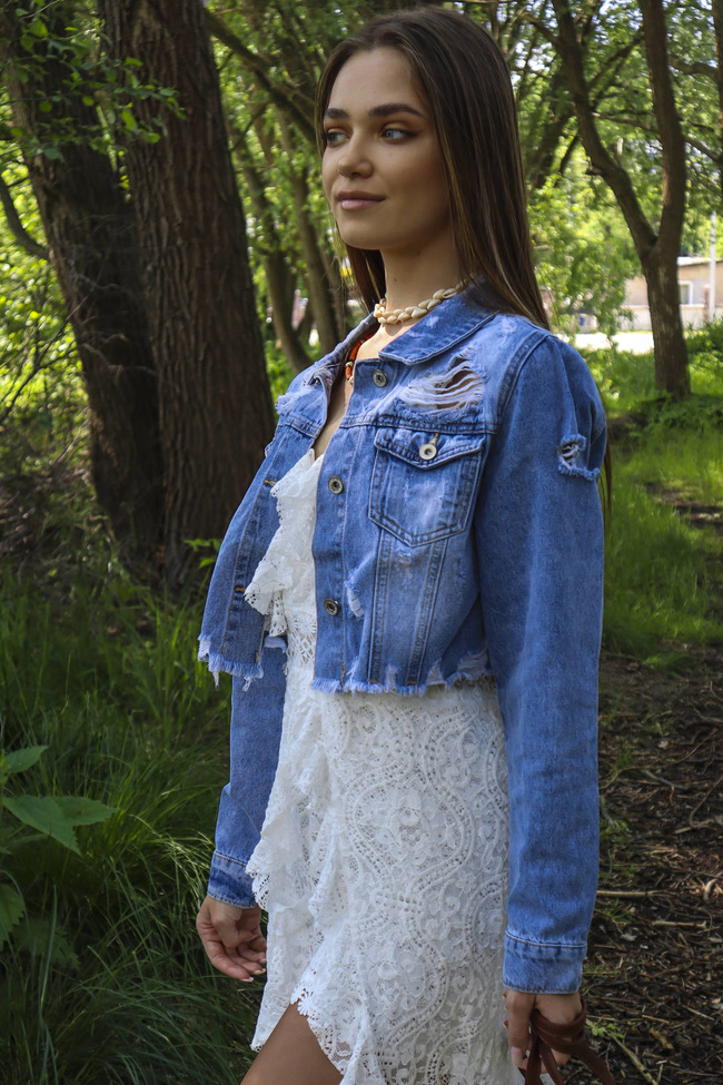 NIEBIESKA KURTKA JEANSOWA KRÓTKA-POSZARPANA