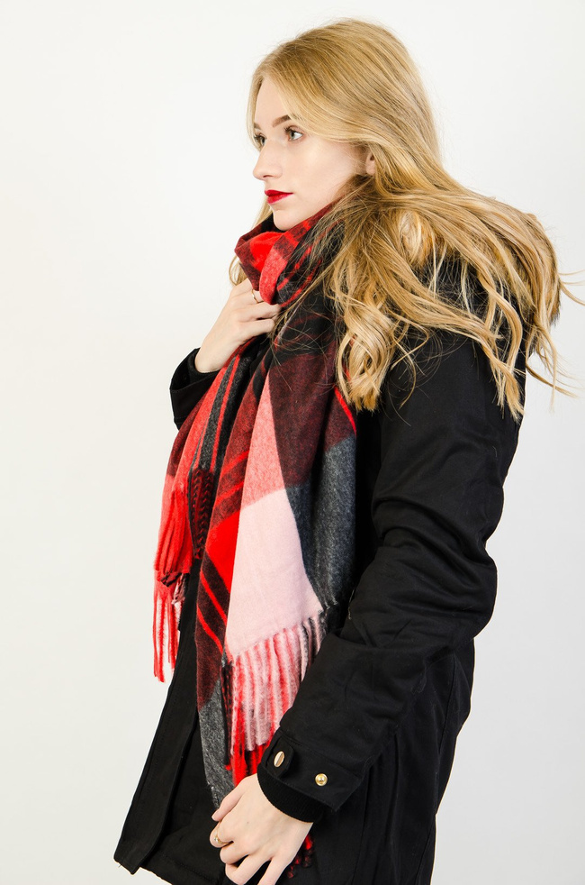 Czerwony szalik w kratę