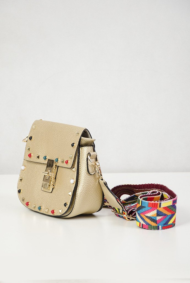 Złota torebka z kolorowym paskiem