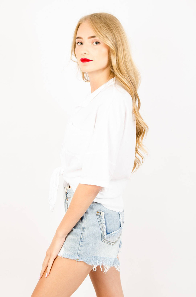 Biała bluzka koszulowa z wiązaniem