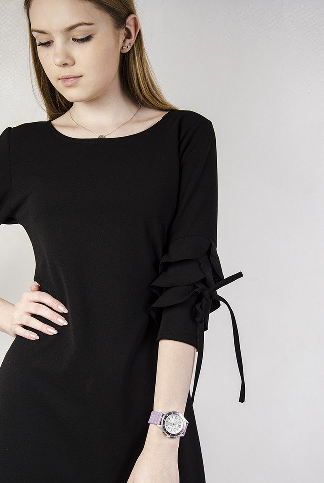 Czarna sukienka z falbanami przy rękawach