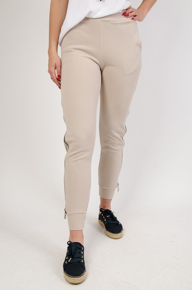 Beżowe spodnie materiałowe z zamkiem na nogawce