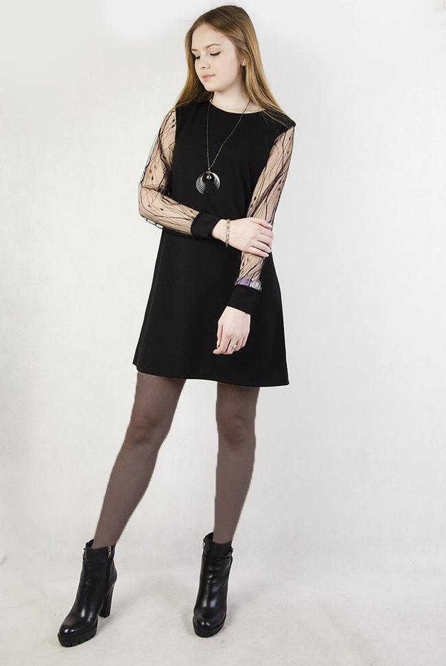 Czarna sukienka z transparentnymi rękawami i wisiorkiem