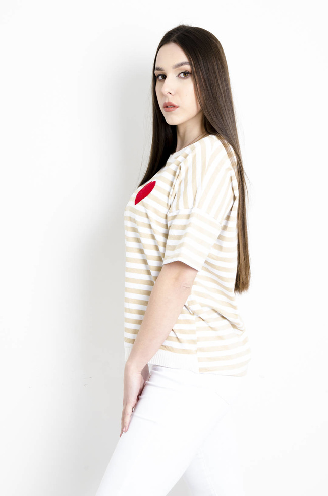 T-SHIRT BIAŁO-BEŻOWY W PASKI Z SERDUSZKIEM