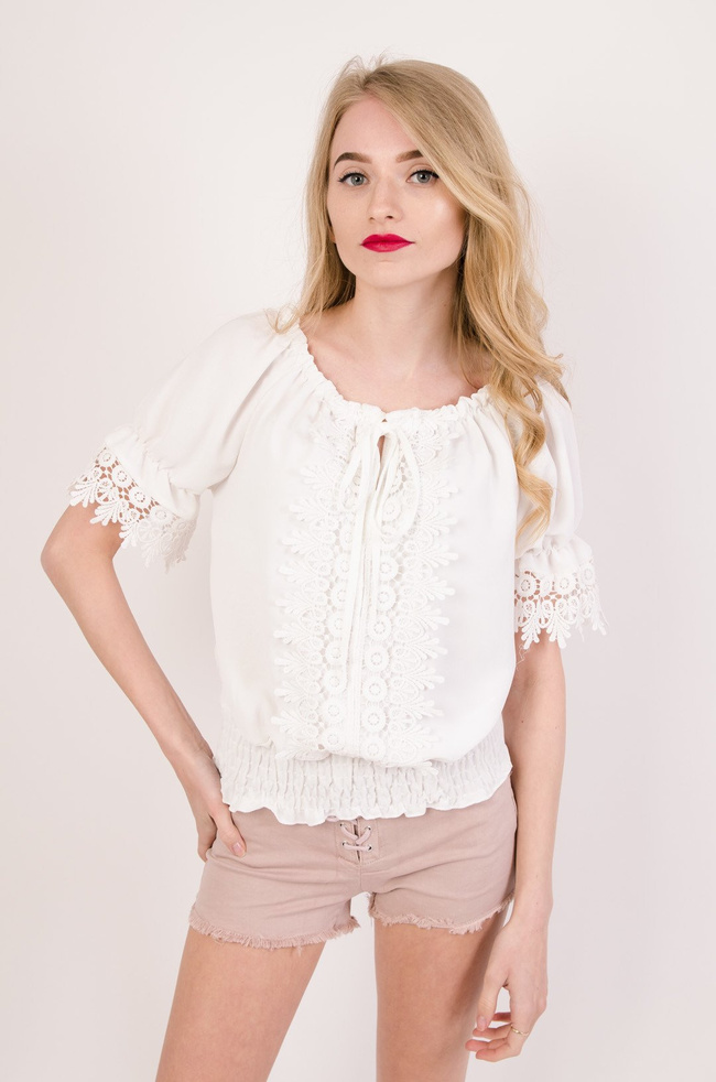 Biała bluzka hiszpanka z koronkowymi wstawkami