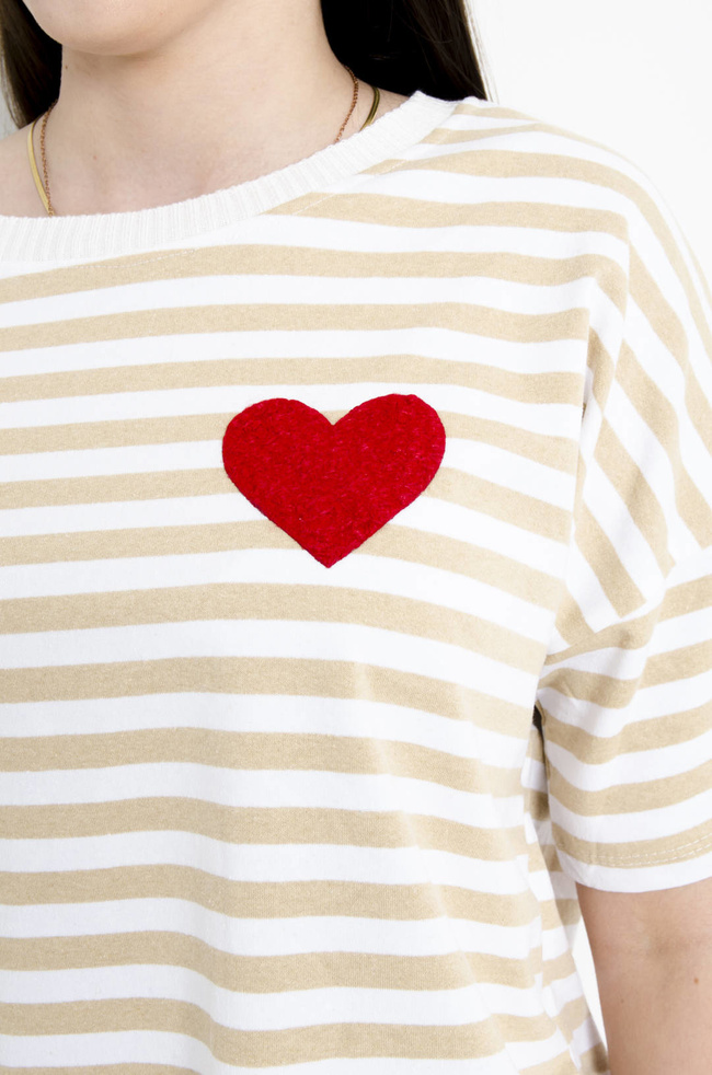 T-SHIRT BIAŁO-BEŻOWY W PASKI Z SERDUSZKIEM