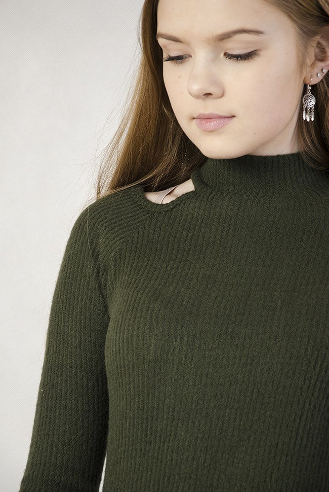 Zielona sukienka z wycięciami przy ramionach, przylegająca