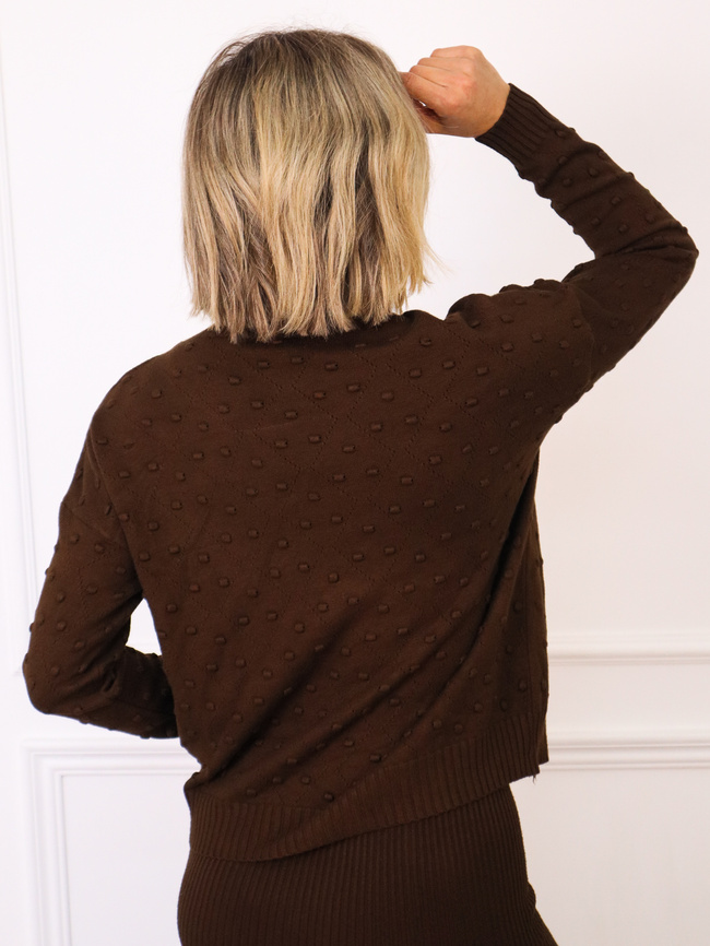 SWETER Z WYTŁACZANYMI KROPKAMI- CZEKOLADOWY