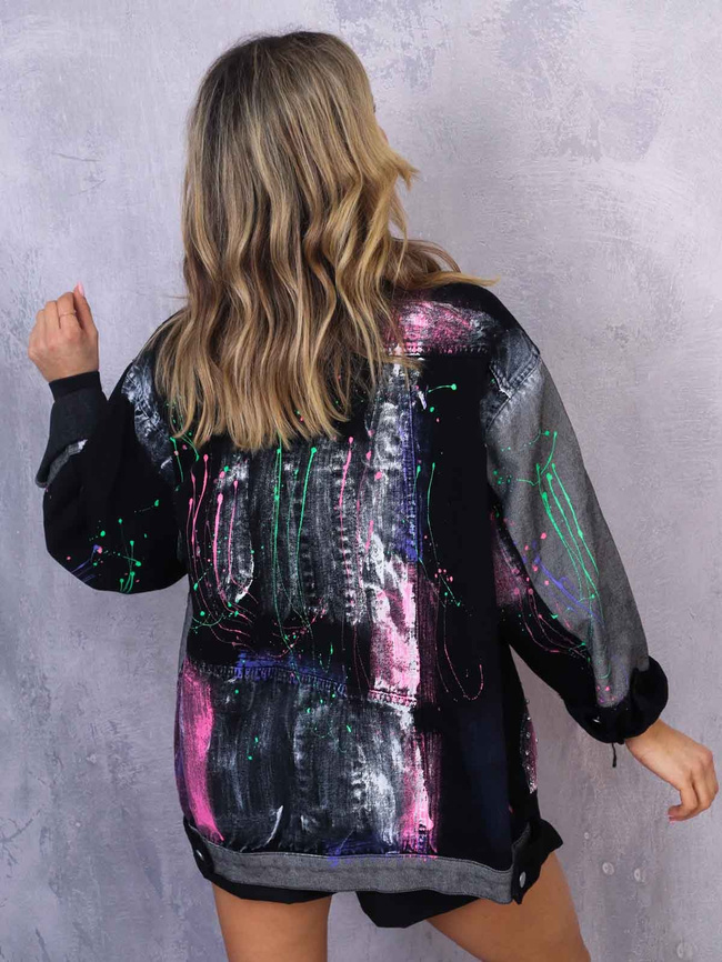 KURTKA JEANSOWA W KOLOROWE WZORY ZDOBIONA KRYSZTAŁKAMI- CZARNA