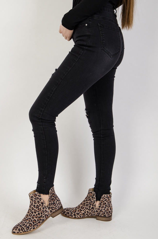 Ciemne spodnie jeansowe z przetarciami