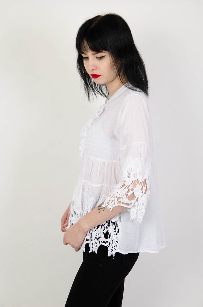 Biała bluzka z ażurowymi elementami