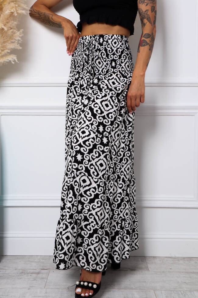 WZORZYSTA SPÓDNICA MAXI Z GUMĄ W PSIE- CZARNA