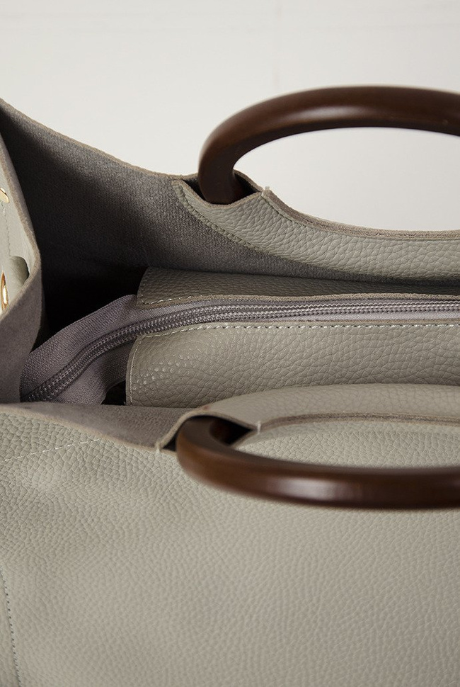 Szara torebka z drewnianą rączką