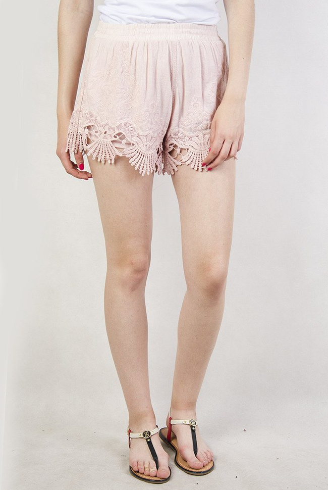 Różowe koronkowe szorty
