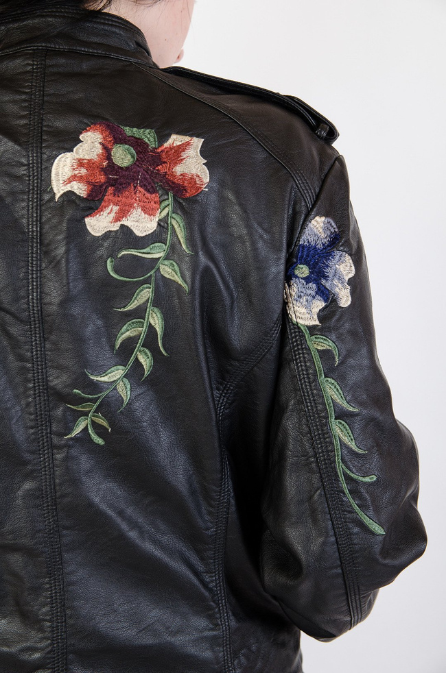 Czarna ramoneska z wyszywanym kwiatem