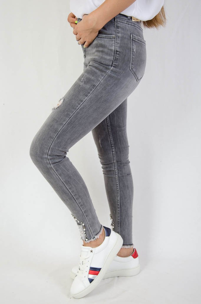 Jasnoszare spodnie jeansowe z przetarciami oraz koralikami