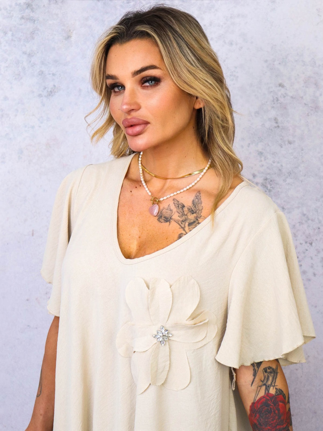 SUKIENKA Z KWIATEM I FALBANAMI NA RĘKAWACH- BEŻOWA