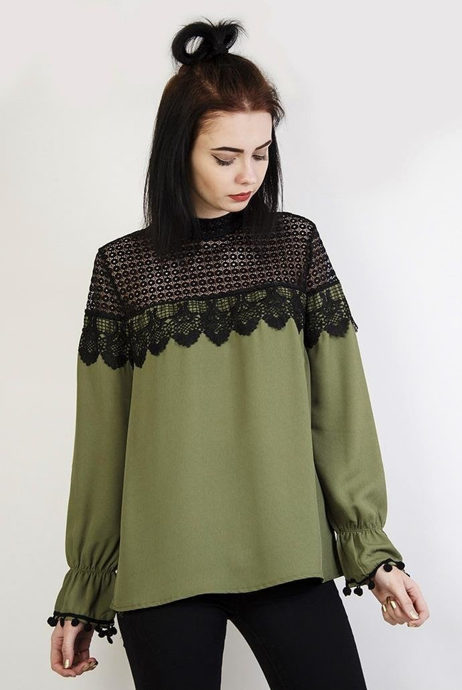 Zielona bluzka z kulkami przy rękawach i ażurowymi wstawkami