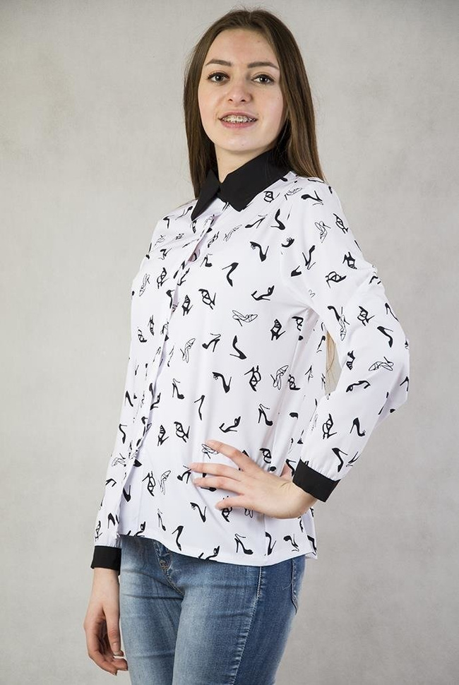 Biała koszula z czarnym kołnierzem oraz mankietami zapinana na guziki