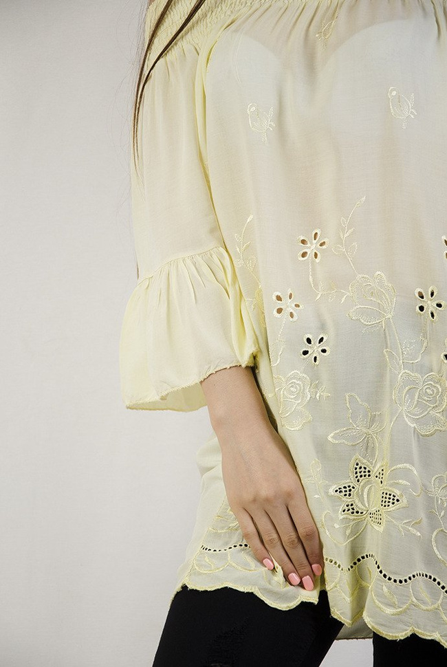 Żółta bluzka z  szerokim ściągaczem w dekolcie