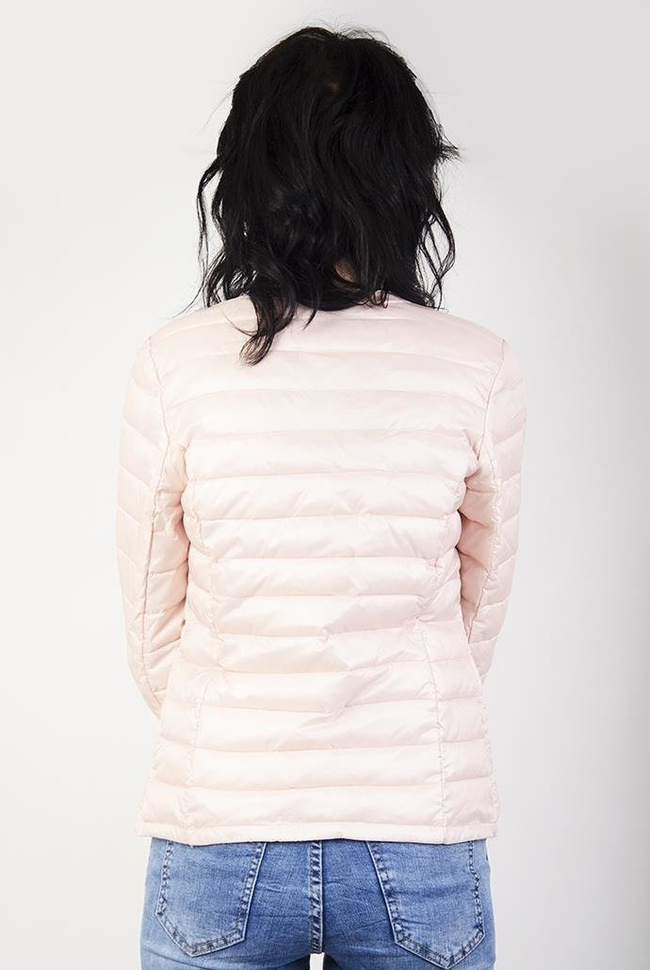 Jasnoróżowa kurtka pikowana z zamkami przy kieszeniach