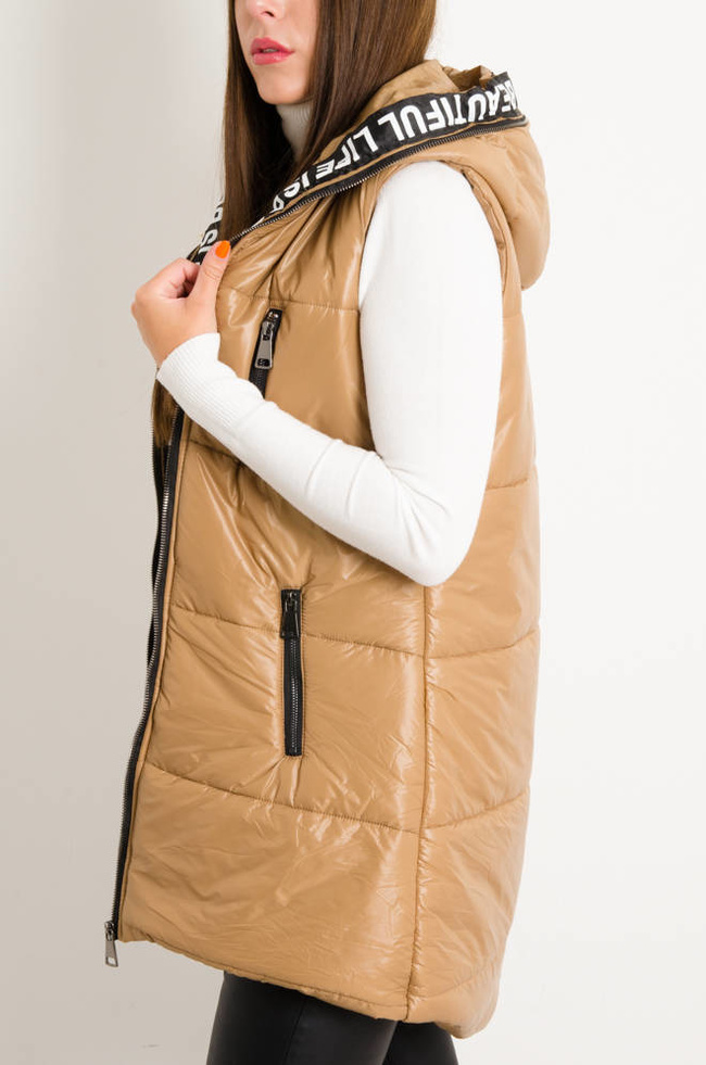 DŁUGA ASYMETRYCZNA KAMIZELKA Z OZDOBNYM PASEM- BRĄZOWA