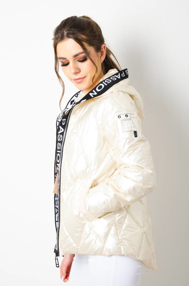 KURTKA PRZEJŚCIOWA PIKOWANA Z KAPTUREM - EKRI