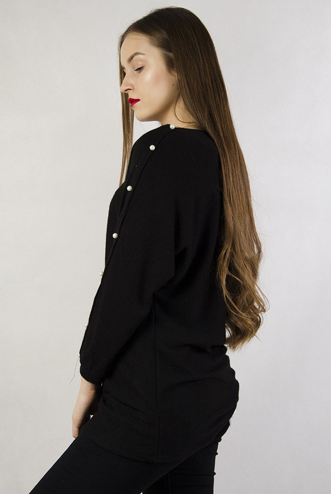 Czarna bluzka z perełkami na rękawach