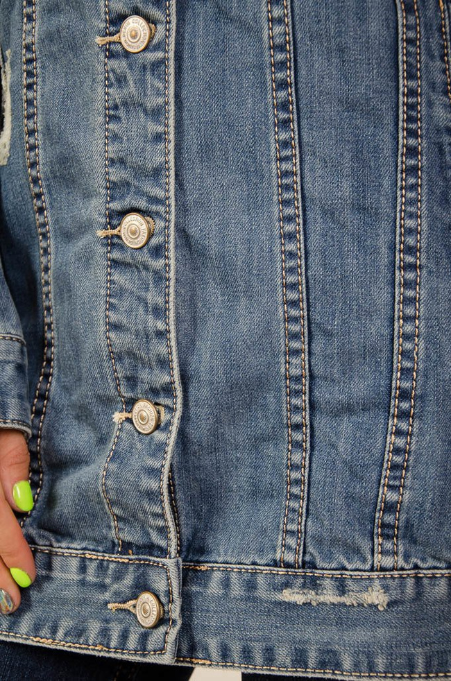  Długa kurtka jeansowa z przetarciami