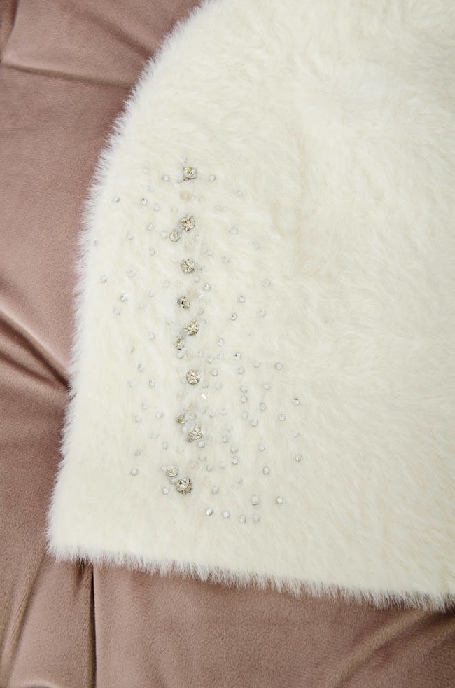 BIAŁA FUTRZANA CZAPKA Z OZDOBNYMI KRYSZTAŁKAMI 