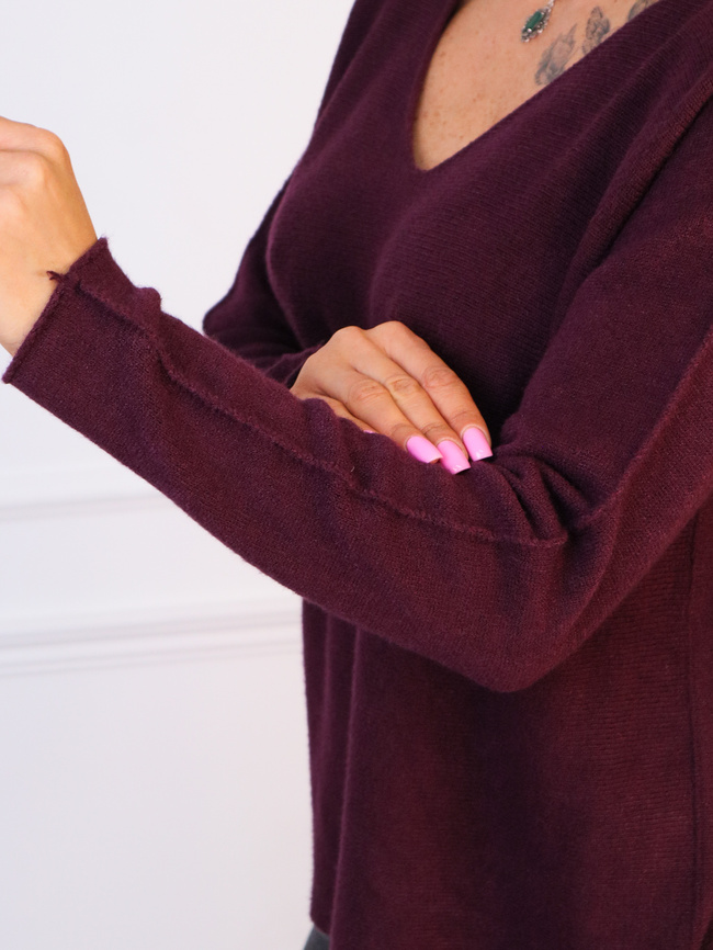 SWETER DZIANINOWY OVERSIZE Z DEKOLTEM W SEREK- BORDOWY