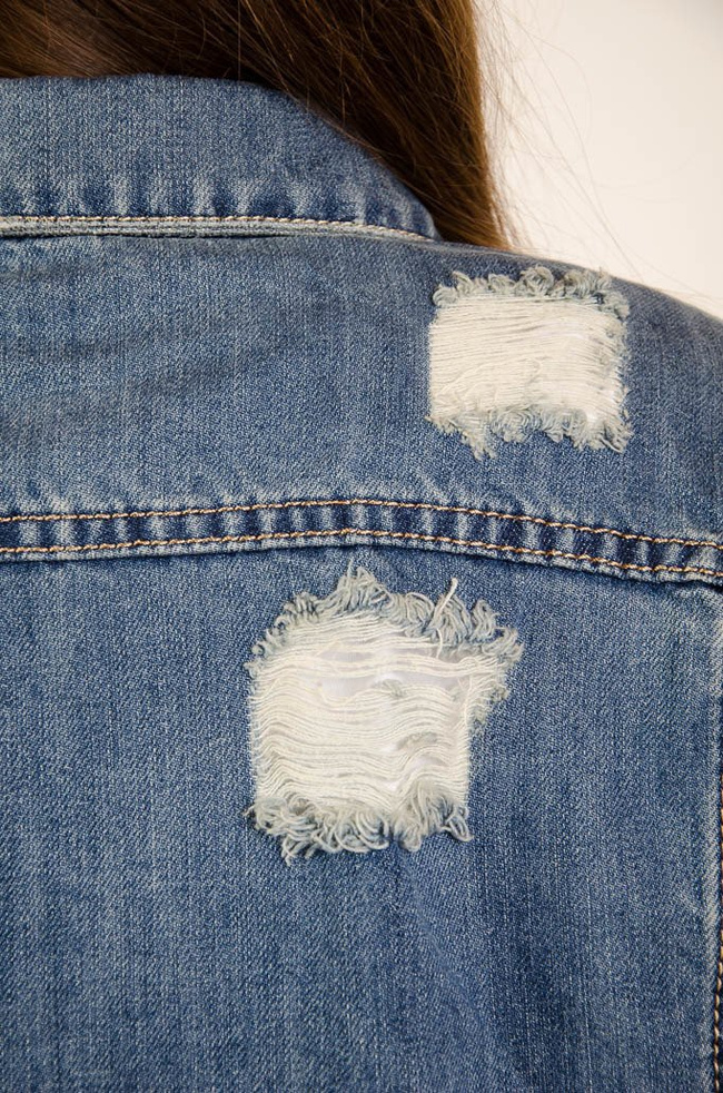  Długa kurtka jeansowa z przetarciami