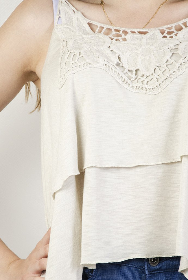 Beżowa bluzka z falbankami i ażurowymi zdobieniami