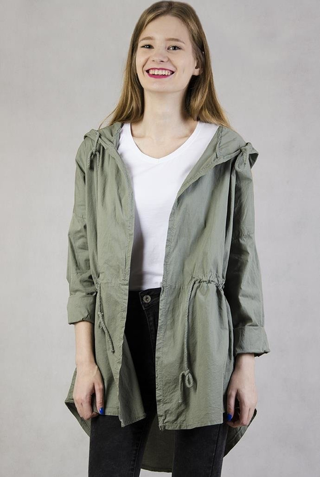 Zielona narzuta z kapturem, ściągana w pasie