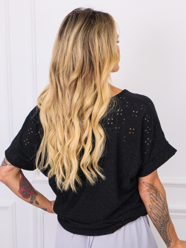 BLUZKA AŻUROWA Z WIĄZANIEM I GUZIKAMI- CZARNA