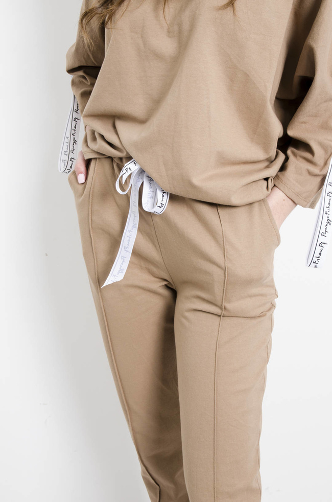 KOMPLET BAWEŁNIANY BRĄZOWY Z LAMPASEM